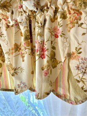 Vintage Waverly home classic Napoli cameo Scalloped Valance in Cream with pink
